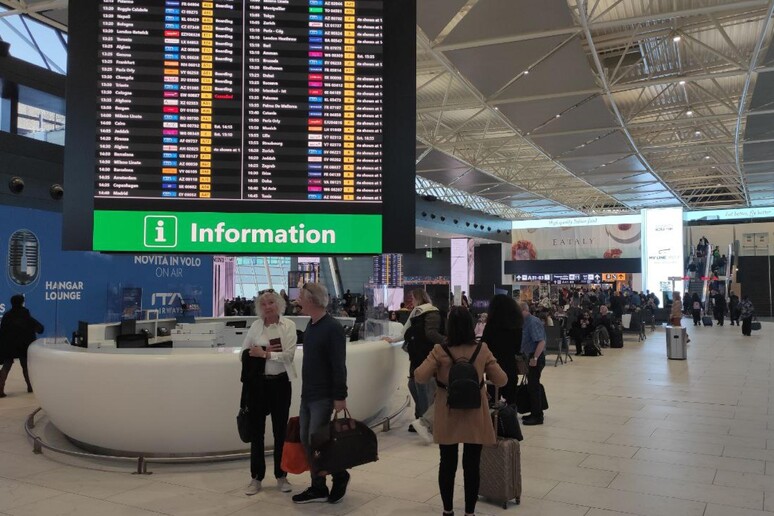 I 200 mila euro trovati nelle buste delle patatine a Fiumicino I 200 mila euro trovati nelle buste delle patatine a Fiumicino