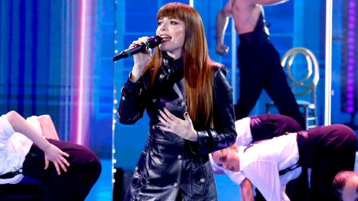 https://static.open.online/wp-content/uploads/2025/05/annalisa-amici-lokk-rosso-fuoco.jpg