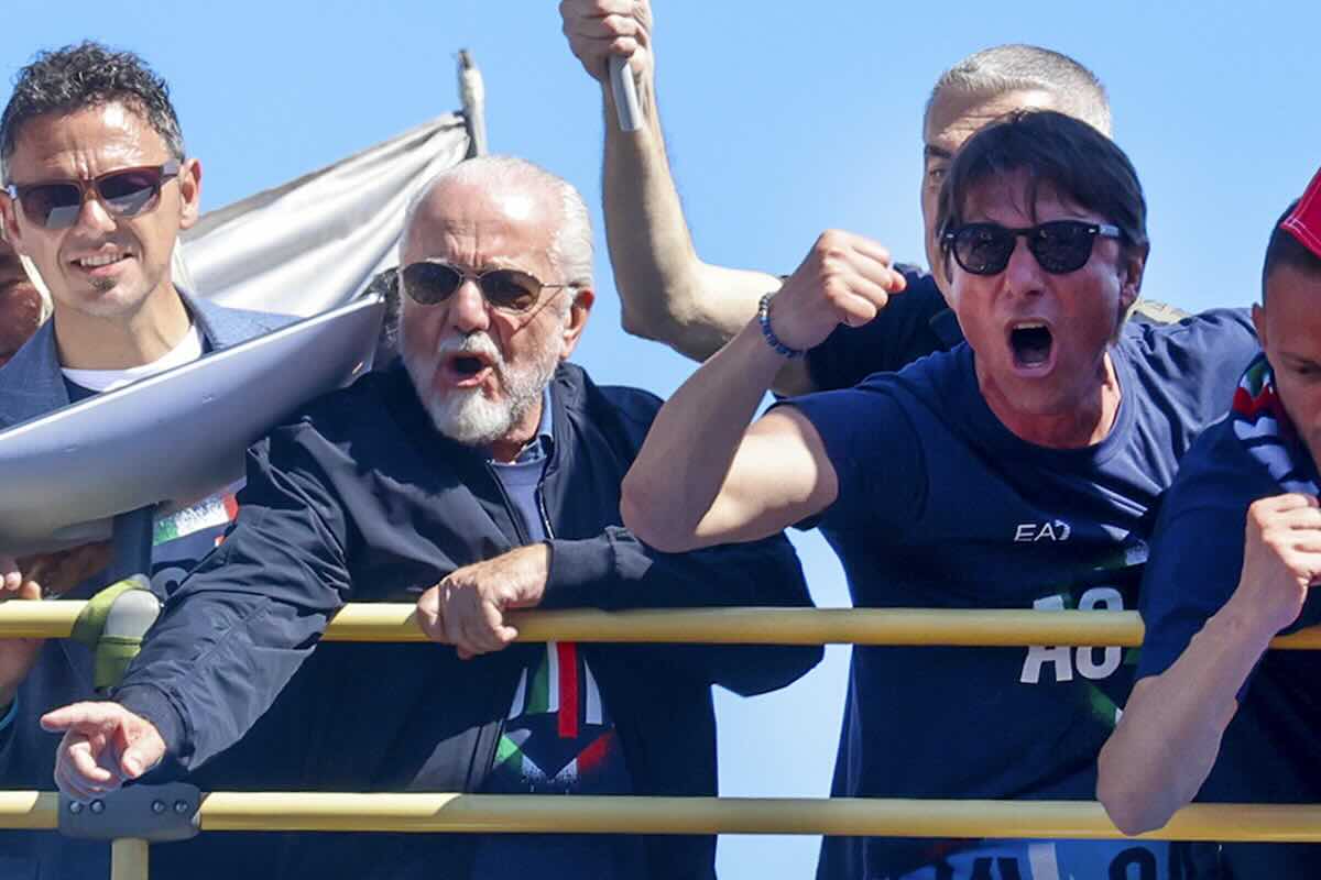 Serie A, Conte sarà l’allenatore del Napoli anche per la prossima stagione. De Laurentiis: «Avanti tutta, più forti di prima» Serie A, Conte sarà l’allenatore del Napoli anche per la prossima stagione. De Laurentiis: «Avanti tutta, più forti di prima»