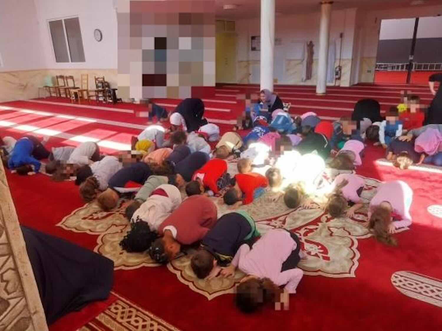 Asilo cattolico porta i bambini in gita alla moschea