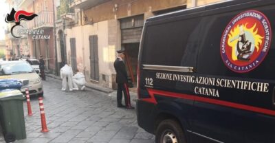 madre lancia bambina balcone catania
