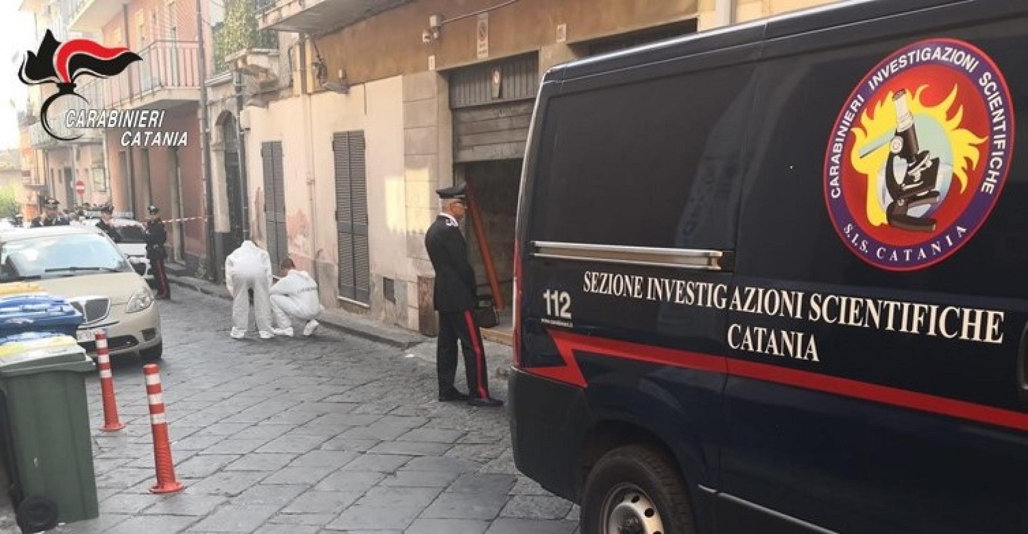 madre lancia bambina balcone catania