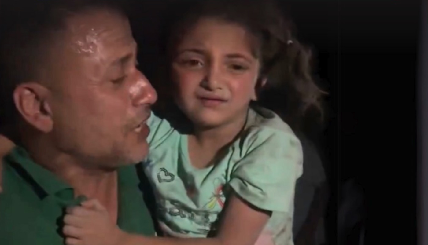 bambina-fugge-scuola-bombardata-gaza-video
