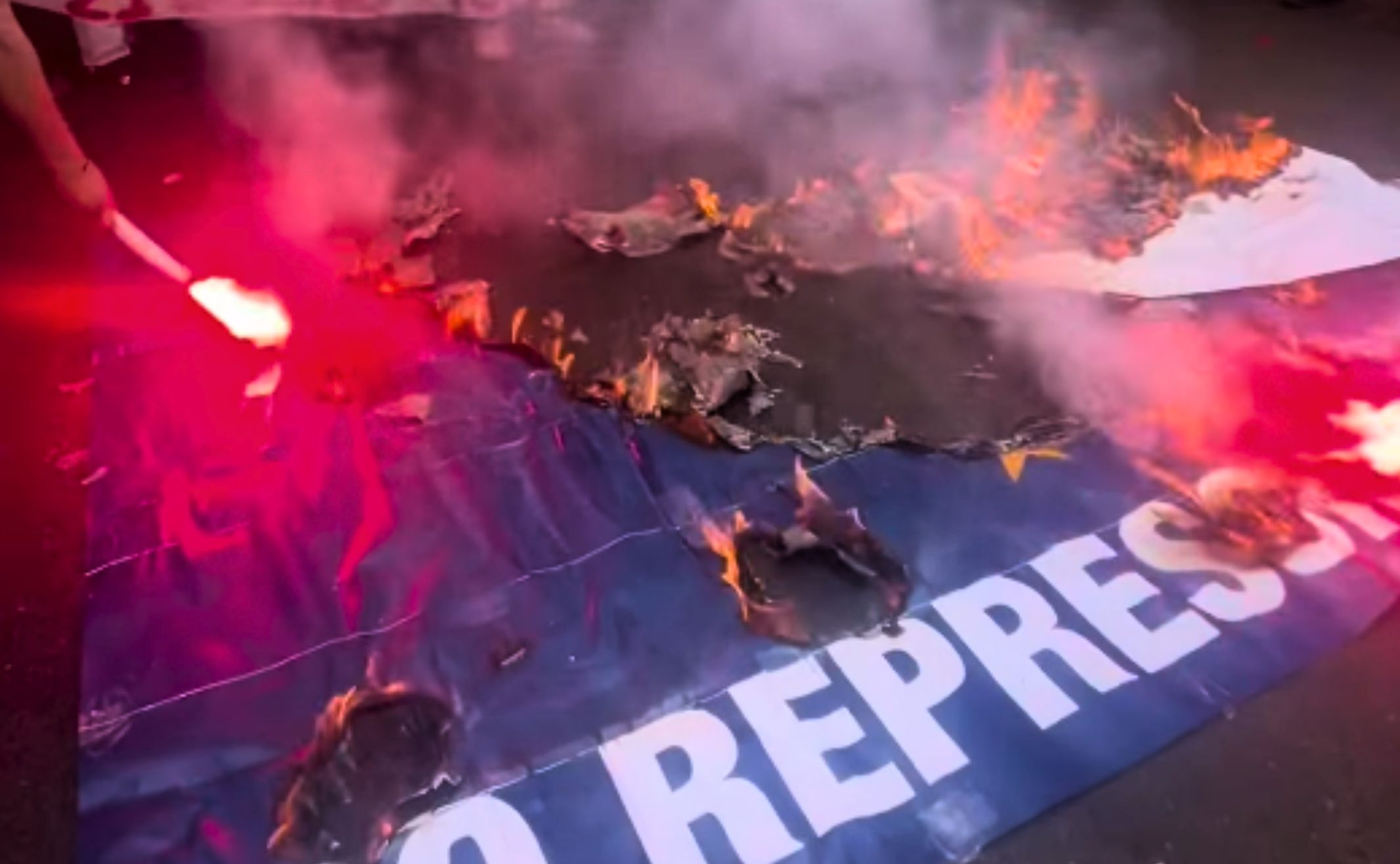 bologna studenti protestano contro meloni e metsola bruciata una bandiera ue 8211 il video