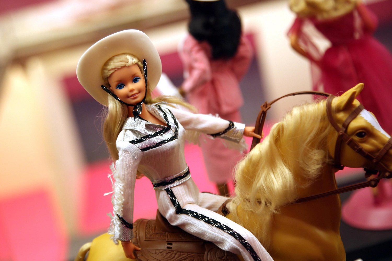 https://static.open.online/wp-content/uploads/2025/05/barbie-dazi-trump.jpg