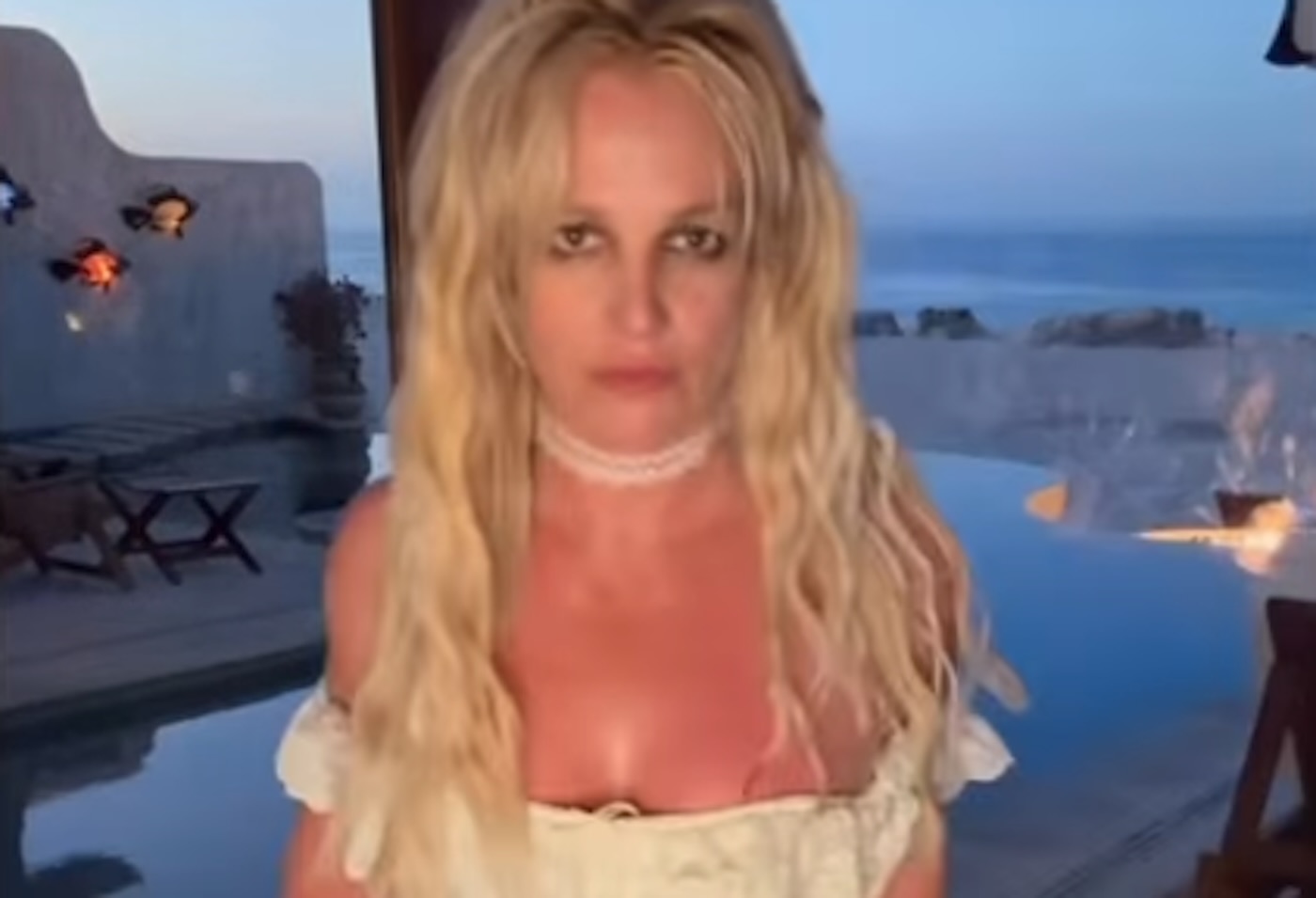 lo show di britney spears in aereo tra vodka e sigarette pensavo si potesse fumare da Open.online lo show di britney spears in aereo tra vodka e sigarette pensavo si potesse fumare
