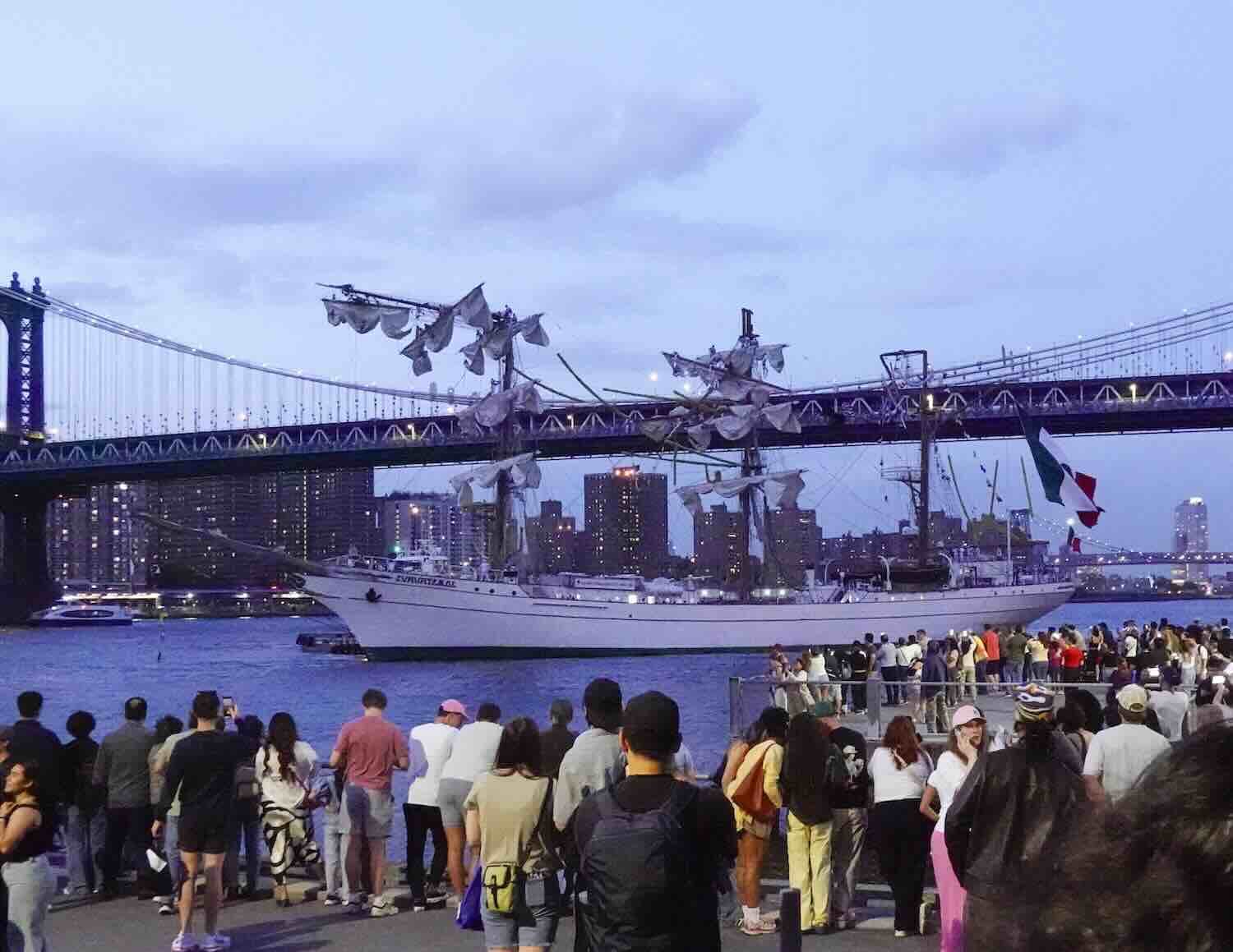 La nave scuola della Marina messicana si schianta contro il ponte di Brooklyn, morti 2 marinai. Altri due sono gravi: cosa è successo – Il video La nave scuola della Marina messicana si schianta contro il ponte di Brooklyn, morti 2 marinai. Altri due sono gravi: cosa è successo – Il video