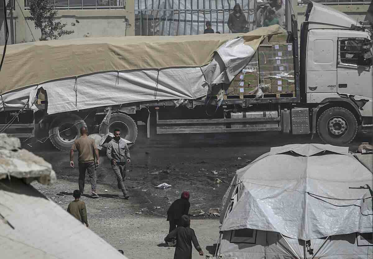 Gaza, entrano i primi camion italiani carichi di aiuti umanitari. Raid israeliano a Khan Younis, la Croce Rossa: «Uccisi due membri del nostro staff» Gaza, entrano i primi camion italiani carichi di aiuti umanitari. Raid israeliano a Khan Younis, la Croce Rossa: «Uccisi due membri del nostro staff»