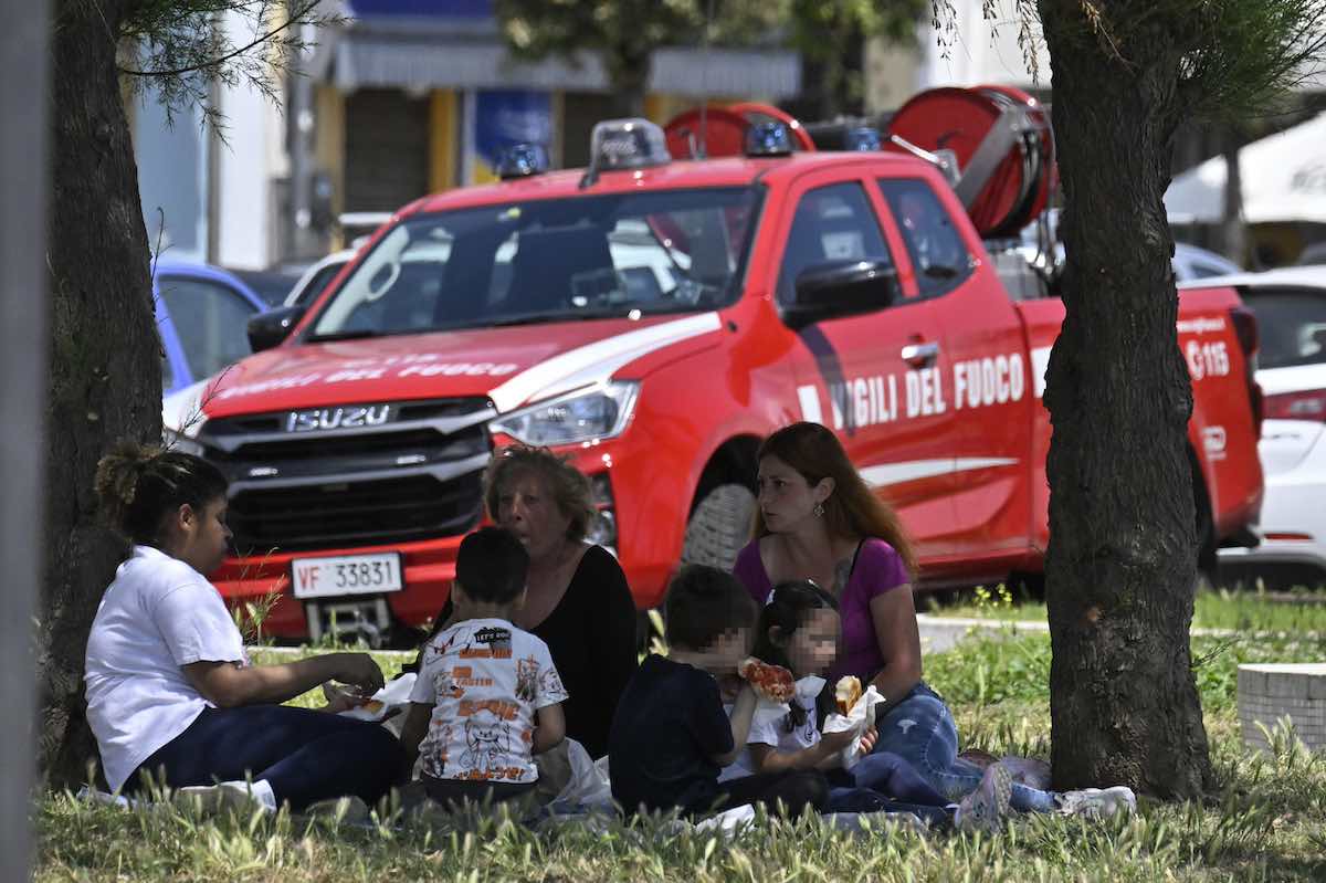 Campi Flegrei, la scossa più forte di 4.4 e lo sciame sismico. Governo verso lo «stato d’emergenza». Dopo la paura a Napoli, cosa succede per scuole e trasporti