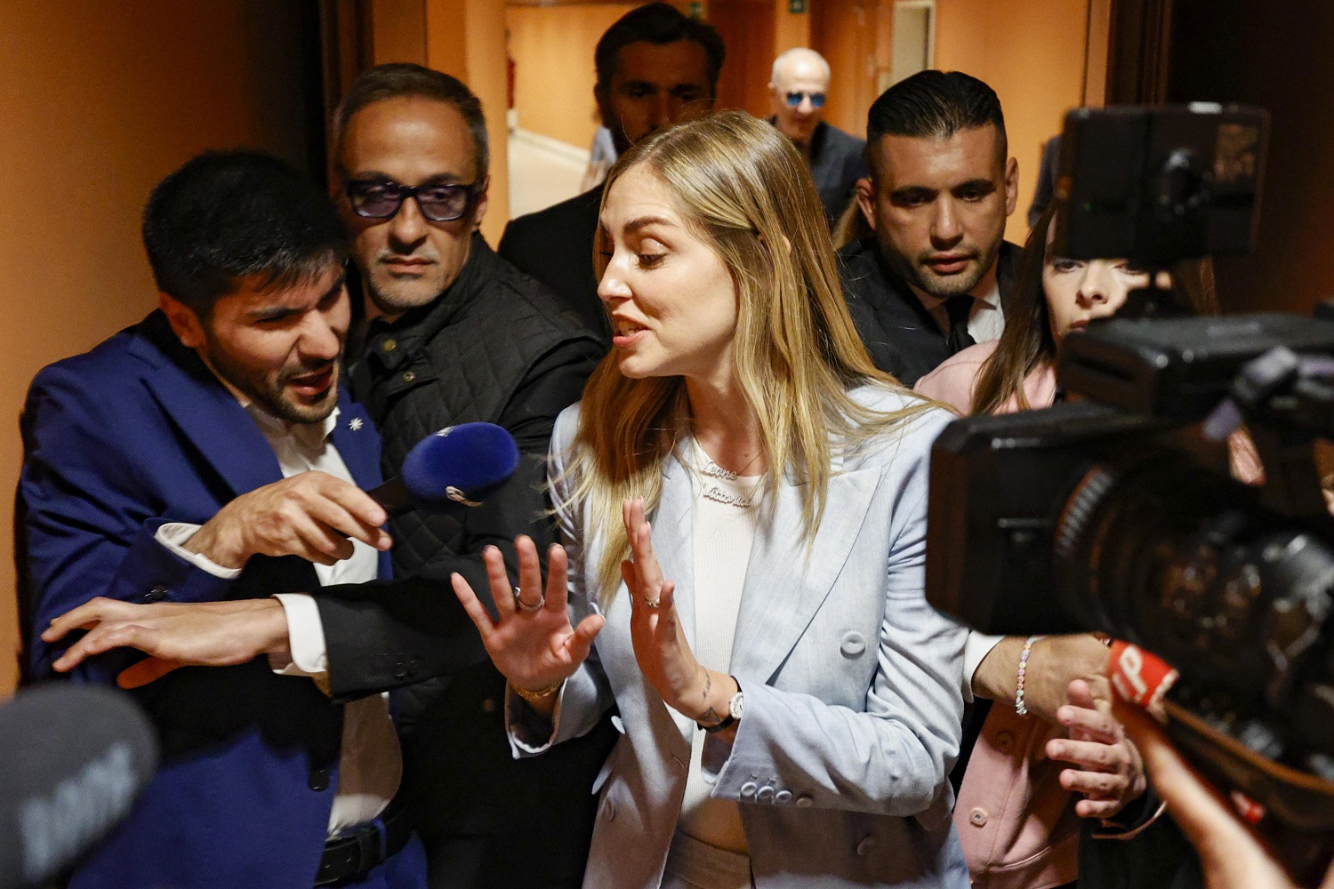 Chiara Ferragni sbotta davanti ai giornalisti: «Smettetela di seguirmi, non ho bisogno di ripulirmi l’immagine» – Il video Chiara Ferragni sbotta davanti ai giornalisti: «Smettetela di seguirmi, non ho bisogno di ripulirmi l’immagine» – Il video