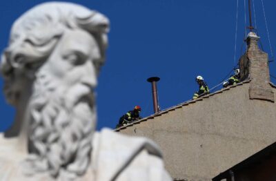 Vigili del fuoco montano comignolo sulla Cappella Sistina in vista del conclave