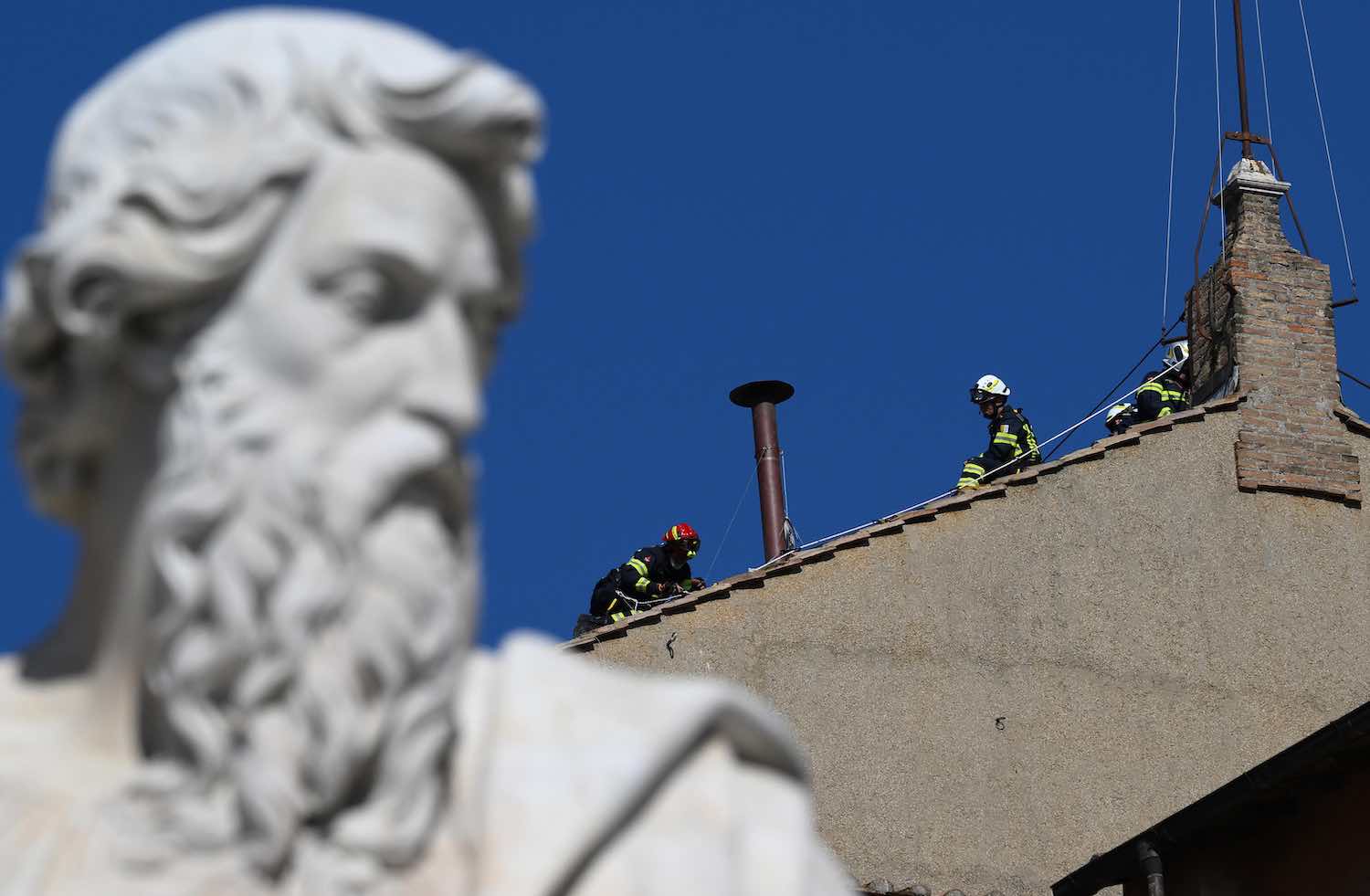Vigili del fuoco montano comignolo sulla Cappella Sistina in vista del conclave