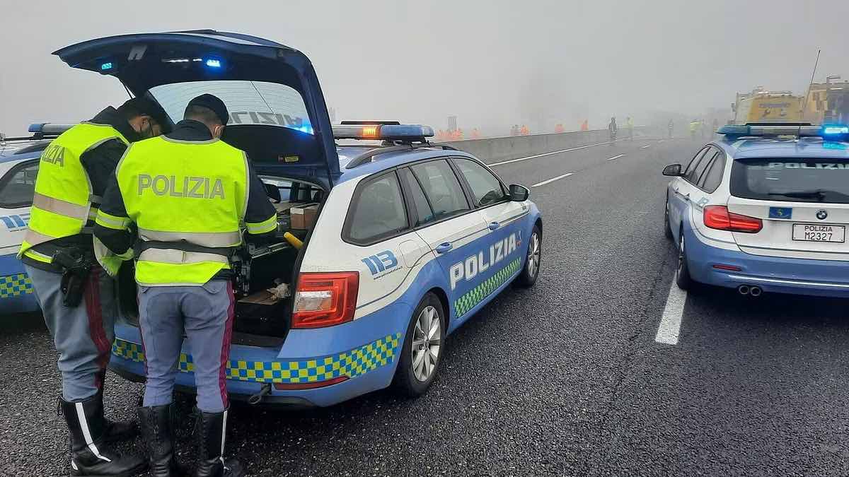 Contromano per 17 km in autostrada alle 3 di notte, revocata patente a un 84enne: «Non me ne sono accorto, andavo a una manifestazione»