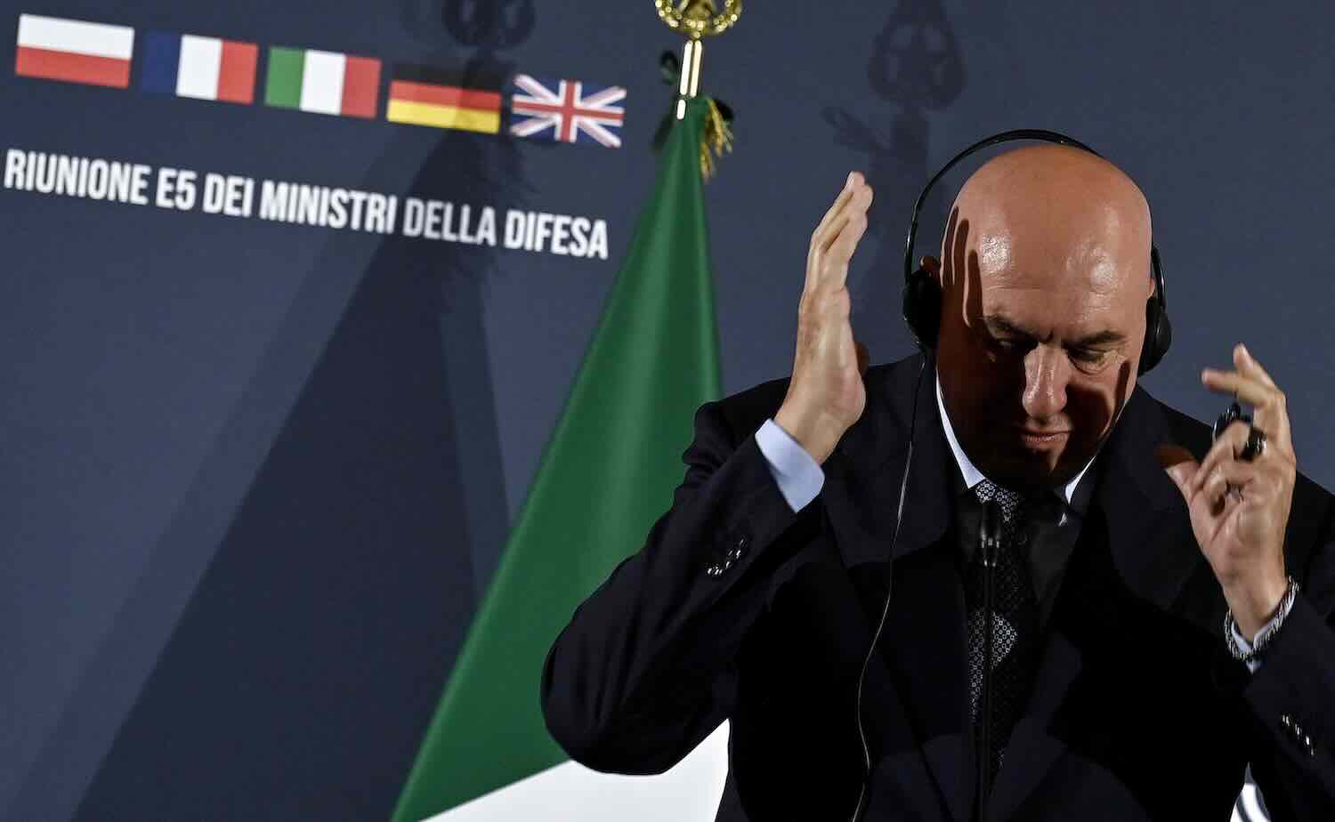 crosetto contestato dai propal al salone del libro in guerra vacci tu la reazione del ministro – il video da Open.online crosetto contestato dai propal al salone del libro in guerra vacci tu la reazione del ministro – il video