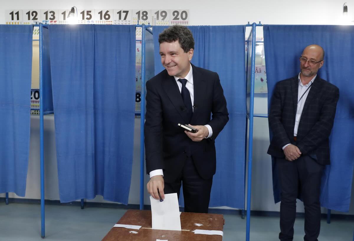 Elezioni in Romania, l’europeista Dan in testa per gli exit poll. Ma Simion rivendica la vittoria: «Sono io il presidente» Elezioni in Romania, l’europeista Dan in testa per gli exit poll. Ma Simion rivendica la vittoria: «Sono io il presidente»