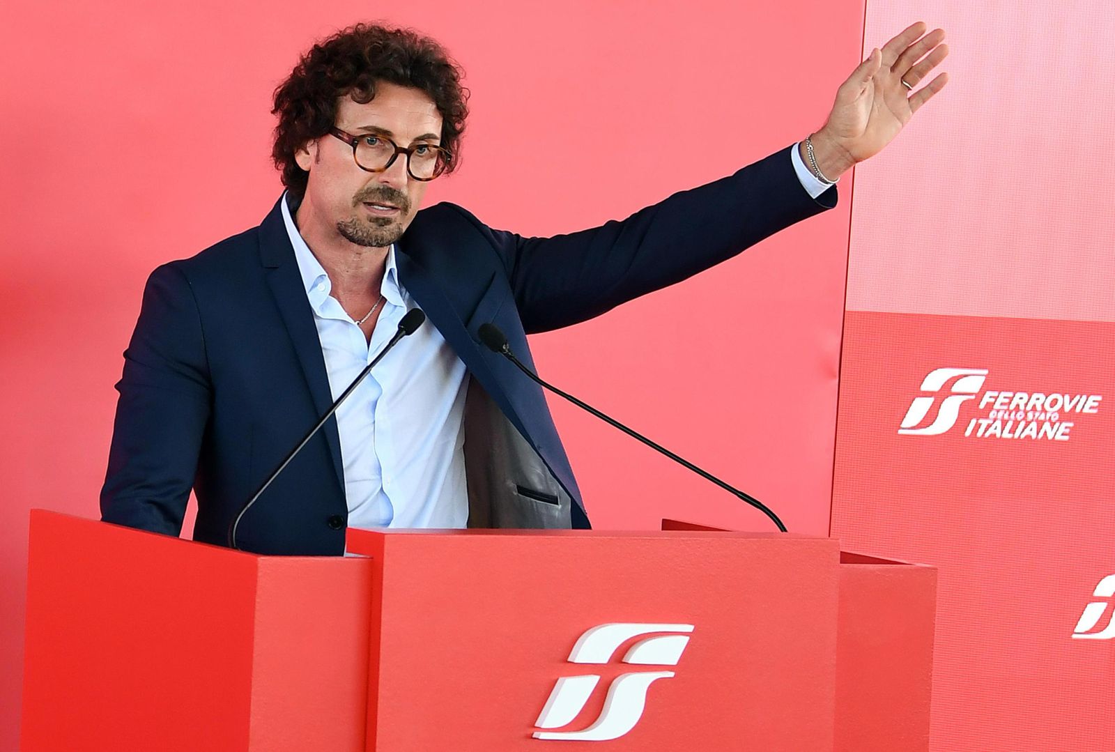 l ex ministro toninelli si lancia nel business della salute mentale e se la prende con lo stato che mi vuole fare fallire per il carotreni