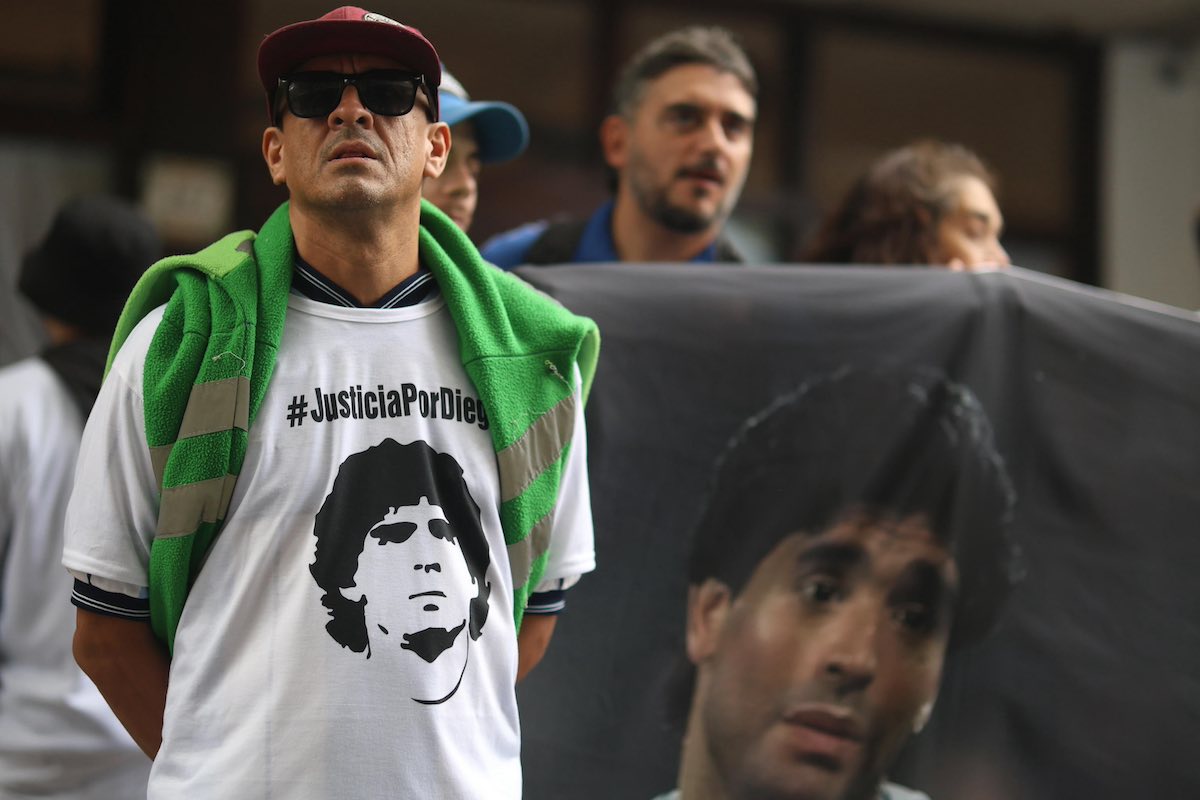 Via in lacrime la giudice del processo su Maradona, la mossa dopo lo scandalo. Le ipotesi dell’annullamento: cosa può succedere
