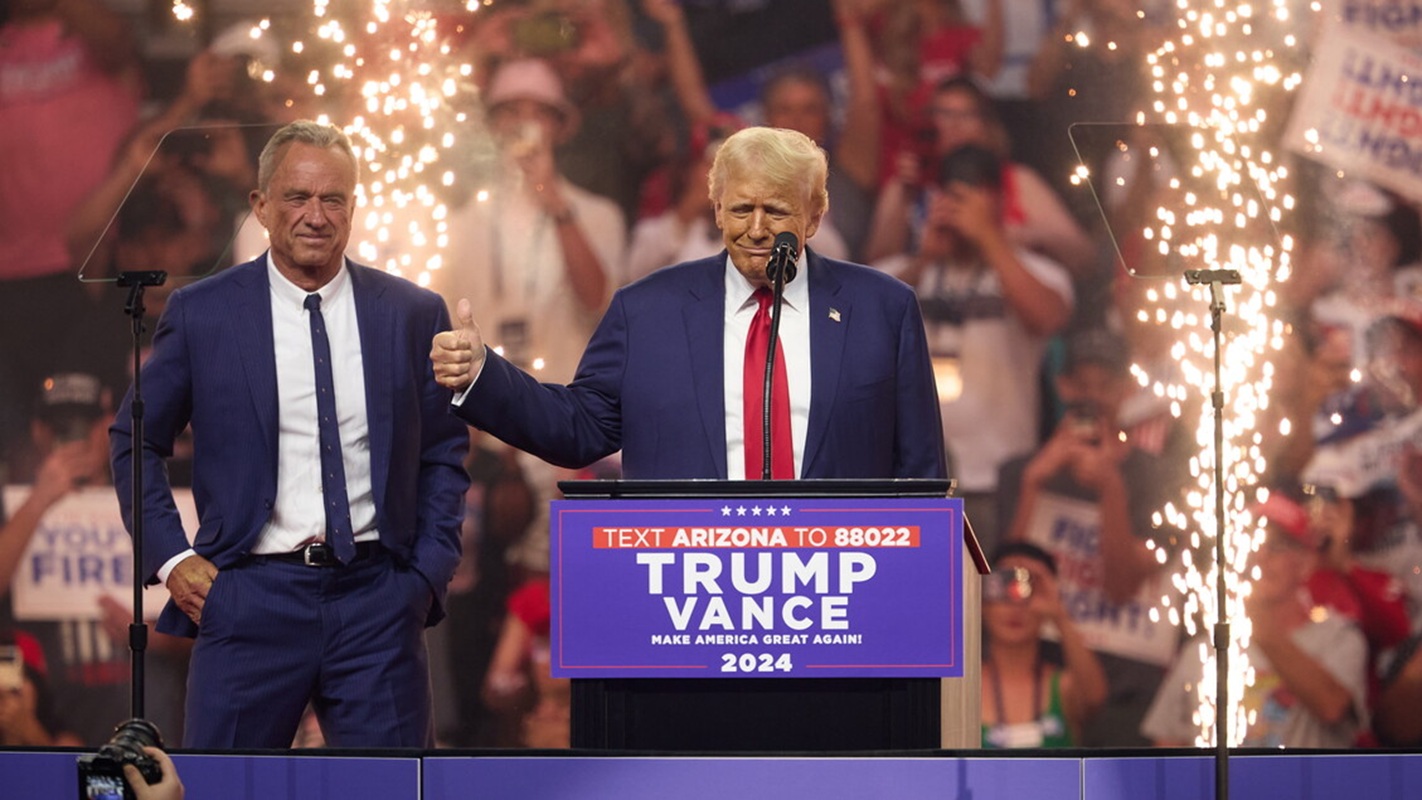 Donald Trump taglia i fondi ad Harvard e annuncia lo stop alla ricerca sui virus: «Per evitare un’altra pandemia»