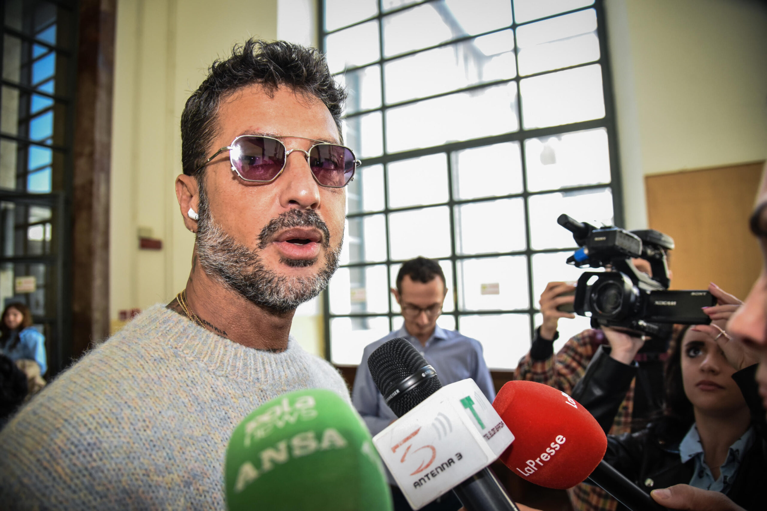 Fabrizio Corona rincorre Stefania Cappa per le strade di Milano: «Ho intervistato tutti i protagonisti del caso Garlasco» – Il video Fabrizio Corona rincorre Stefania Cappa per le strade di Milano: «Ho intervistato tutti i protagonisti del caso Garlasco» – Il video