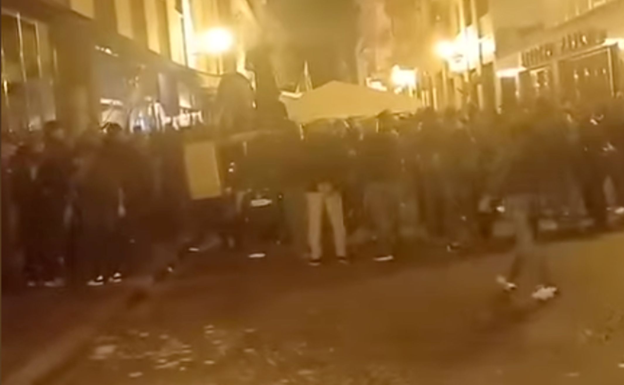 Cantano Faccetta Nera al raduno degli Alpini di Biella. Scoppia la polemica: «Vergogna, un insulto alla memoria» – Il video