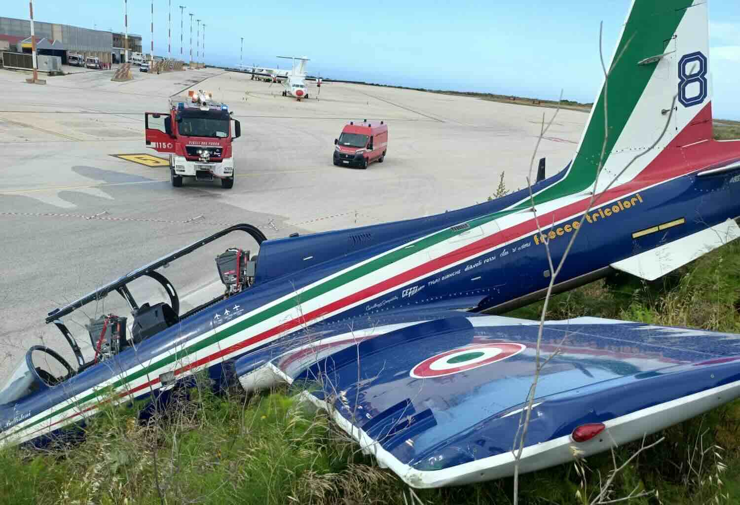 Sparito un pezzo di una Freccia Tricolore dopo l’incidente a Pantelleria, i carabinieri lo ritrovano su Ebay: chi lo aveva messo in vendita Sparito un pezzo di una Freccia Tricolore dopo l’incidente a Pantelleria, i carabinieri lo ritrovano su Ebay: chi lo aveva messo in vendita