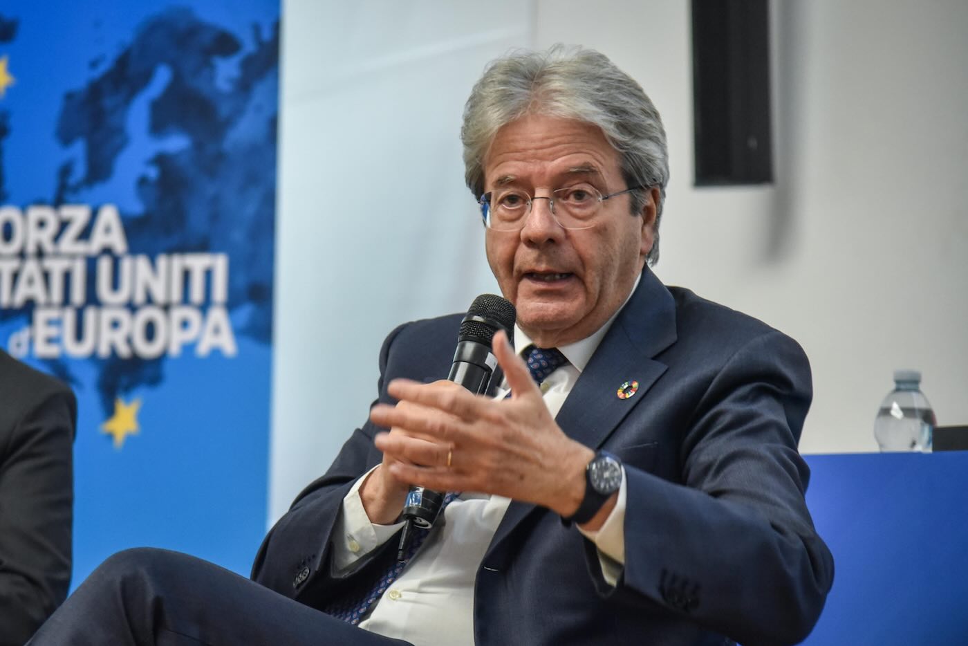 La nuova vita di Paolo Gentiloni: via libera del comitato etico della Commissione Ue al suo nuovo lavoro da lobbista e consulente La nuova vita di Paolo Gentiloni: via libera del comitato etico della Commissione Ue al suo nuovo lavoro da lobbista e consulente