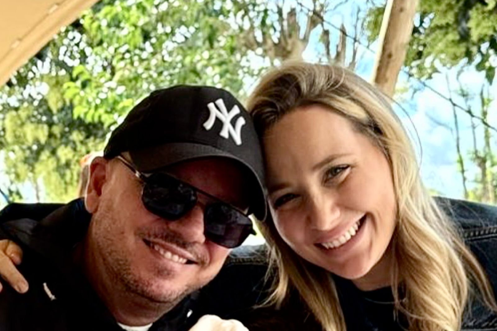 gigi d alessio apre una immobiliare con la compagna denise il cantante punta sul mattone ha un albergo in piazza del gesù a roma