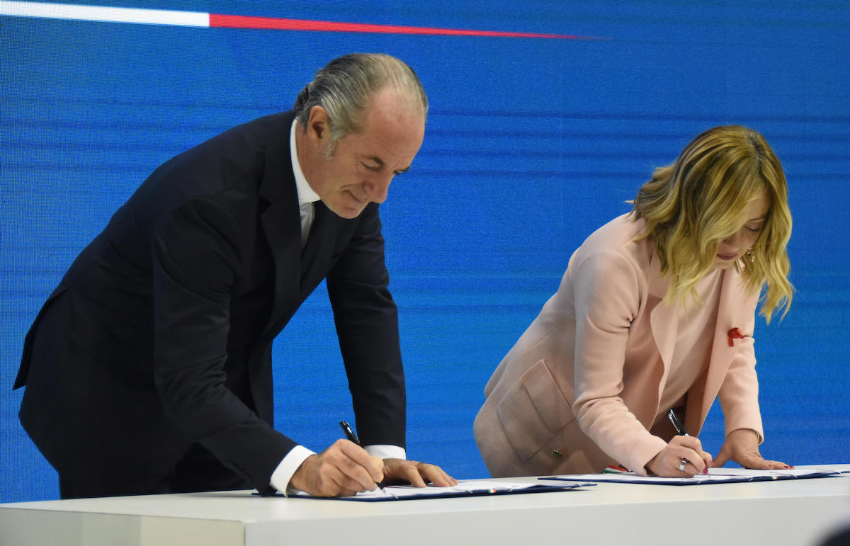 Terzo mandato, l’ipotesi del governo Meloni di dire sì con un decreto (e mettere pace nella maggioranza) Terzo mandato, l’ipotesi del governo Meloni di dire sì con un decreto (e mettere pace nella maggioranza)