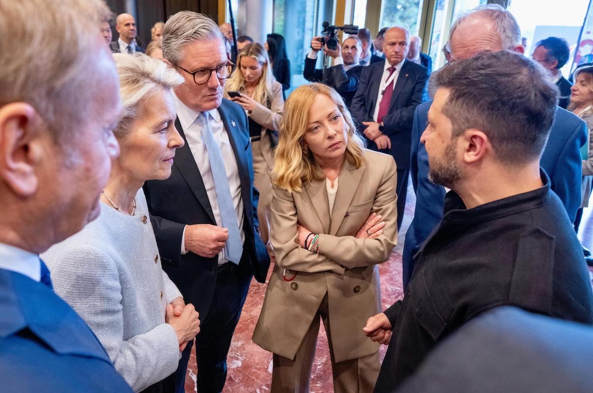 Zelensky, Starmer, Macron e gli altri “volenterosi” al telefono con Trump da Tirana. Meloni non c’è: «Assenti perché non vogliamo inviare uomini in Ucraina»