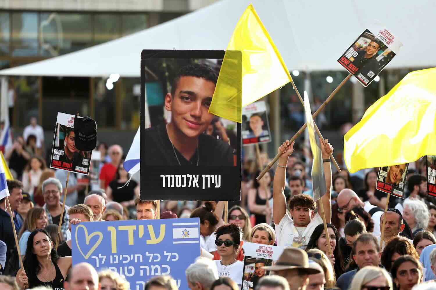 Hamas rilancia sulla tregua a Gaza: «Ridiamo 10 ostaggi in 5 fasi se Israele ritira le truppe». Il governo Netanyahu: «Equivale a un no» Hamas rilancia sulla tregua a Gaza: «Ridiamo 10 ostaggi in 5 fasi se Israele ritira le truppe». Il governo Netanyahu: «Equivale a un no»