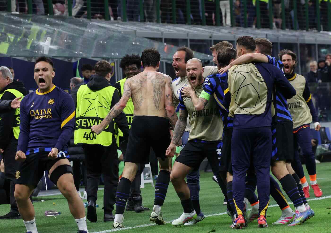 Inter-Barcellona, lasciano lo stadio prima del fischio finale e tornano indietro di corsa: bloccati dagli steward – Il video
