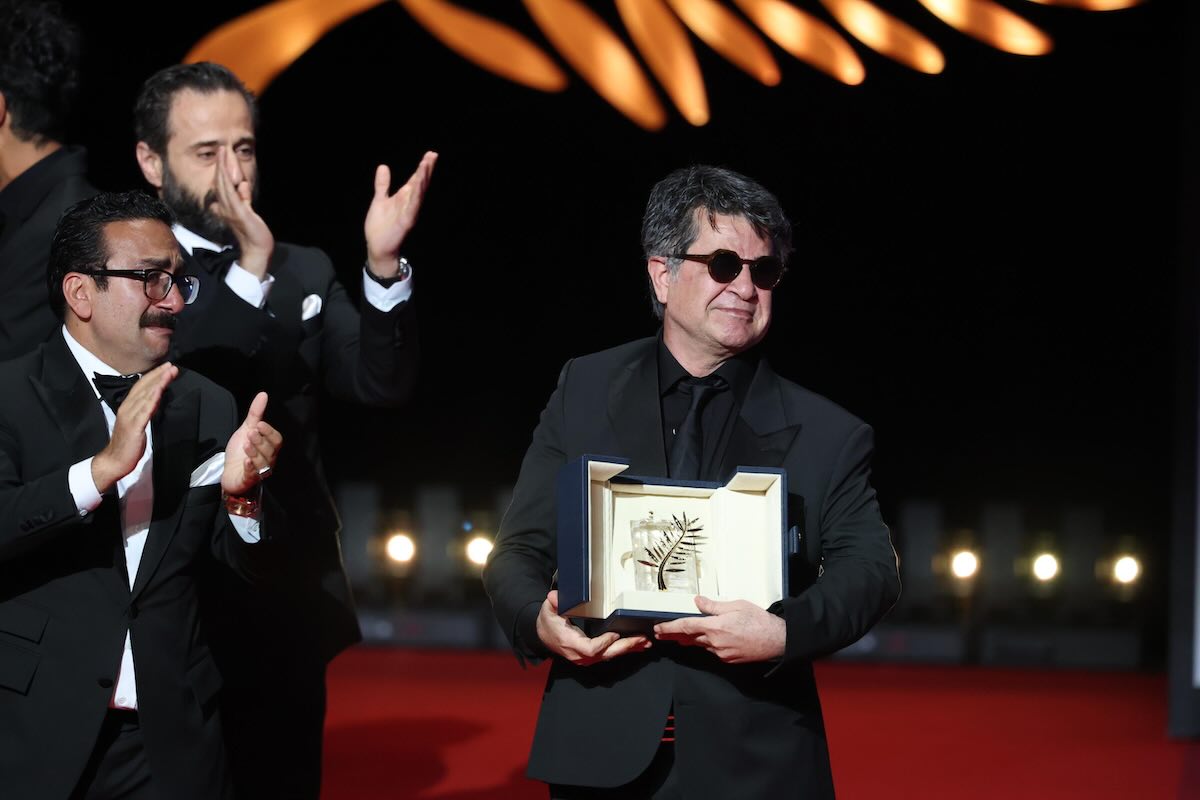 https://static.open.online/wp-content/uploads/2025/05/jafar-pahani-pala-oro-cannes.jpeg