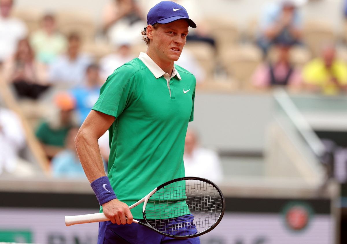 Roland Garros, Jannik Sinner perfetto con Lehecka: il ceco travolto 3-0. Agli ottavi c’è Rublev