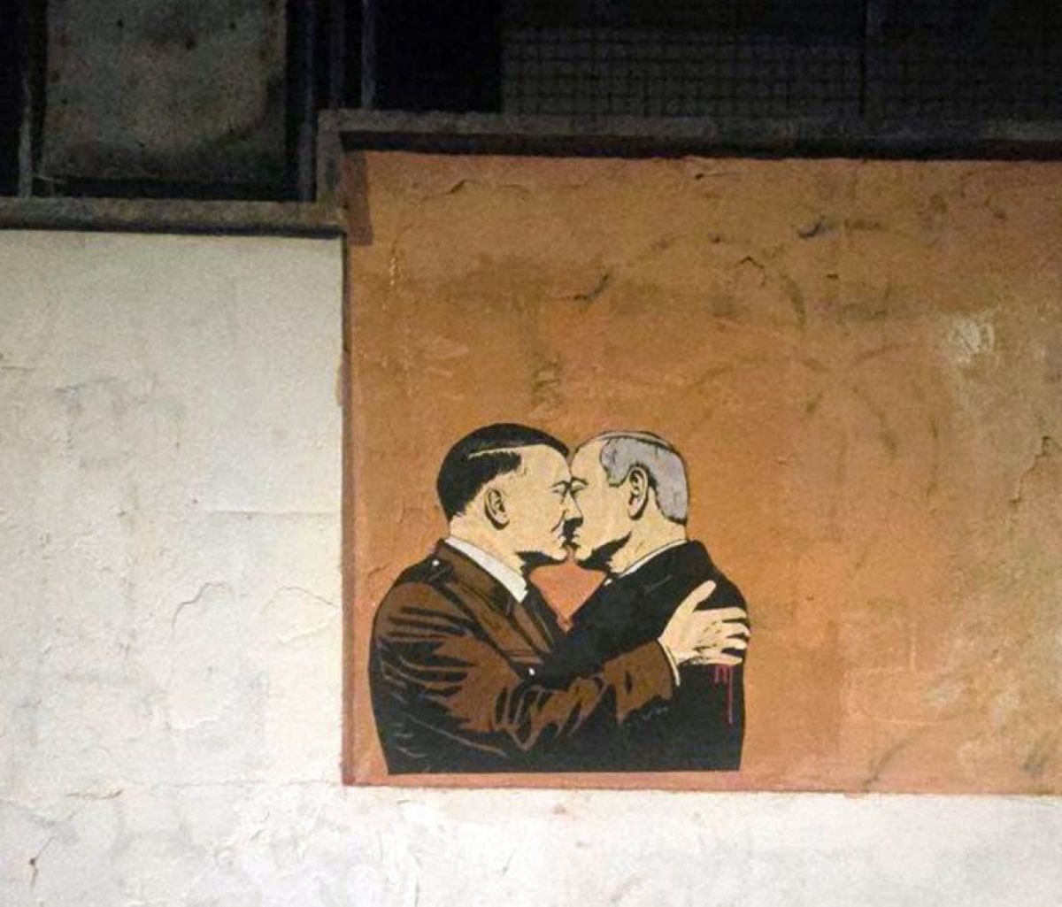 Laika bacio tra Hitler e Netanyahu a roma