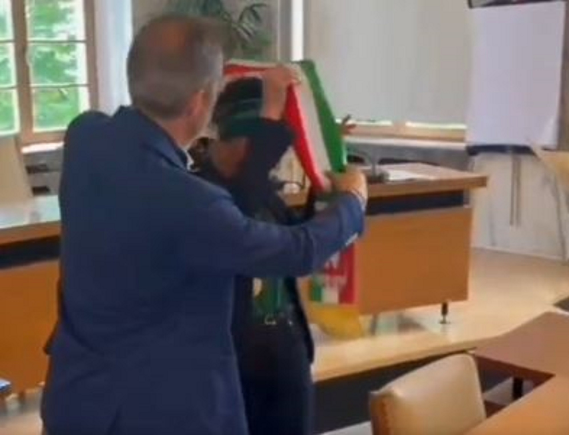 Merano, la nuova sindaca Zeller dell’Svp rifiuta la fascia tricolore: «Sei sicuro che proprio devo? mettiamola via, dai» – Il video Merano, la nuova sindaca Zeller dell’Svp rifiuta la fascia tricolore: «Sei sicuro che proprio devo? mettiamola via, dai» – Il video