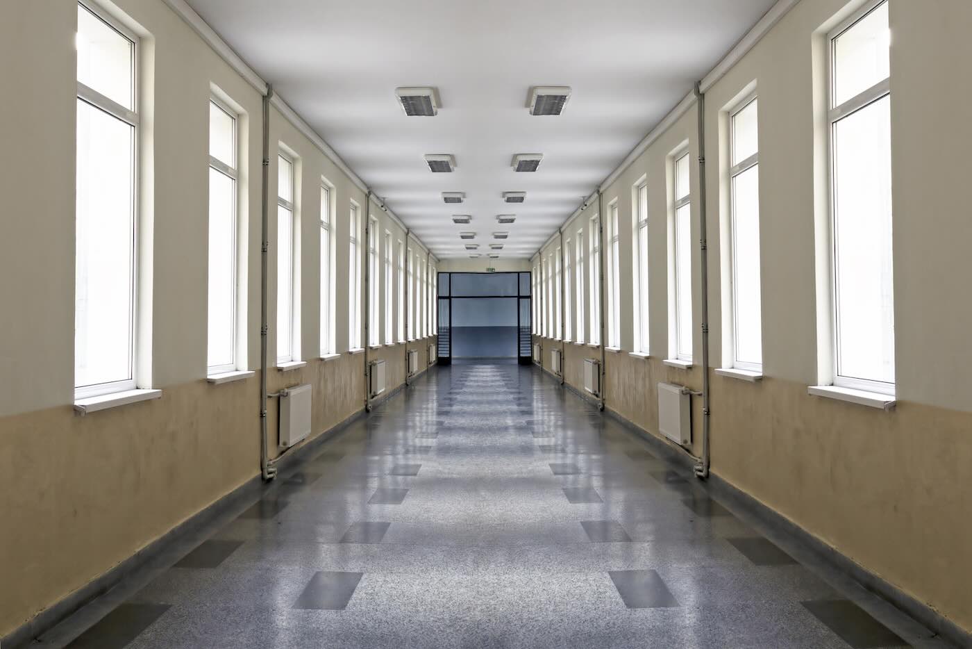Abusava di una studentessa in gita davanti a tre docenti che non lo fermano, arrestato un professore a Civitavecchia: le accuse da 6 ragazze Abusava di una studentessa in gita davanti a tre docenti che non lo fermano, arrestato un professore a Civitavecchia: le accuse da 6 ragazze
