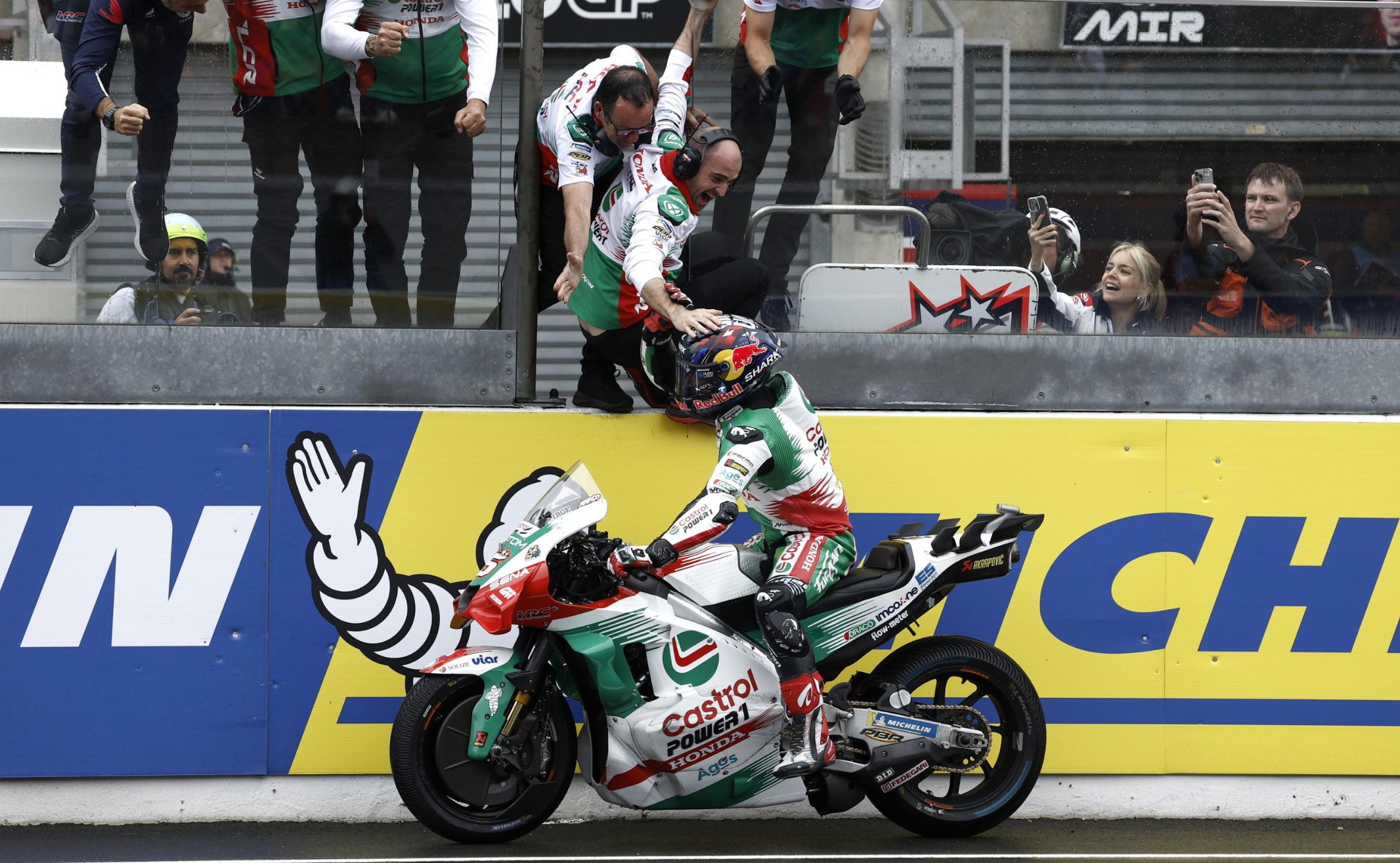 MotoGP, impresa di Zarco che vince sotto la pioggia di Le Mans: Marquez secondo, Bagnaia in 16esima posizione