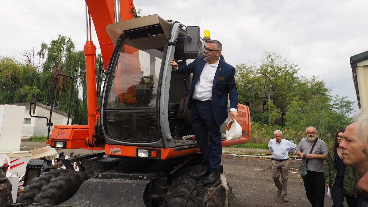 Sgomberò un campo rom sulla ruspa, lo show dell’ex vicesindaco di Ferrara finisce con la condanna in tribunale: «Lo rifarei domattina»