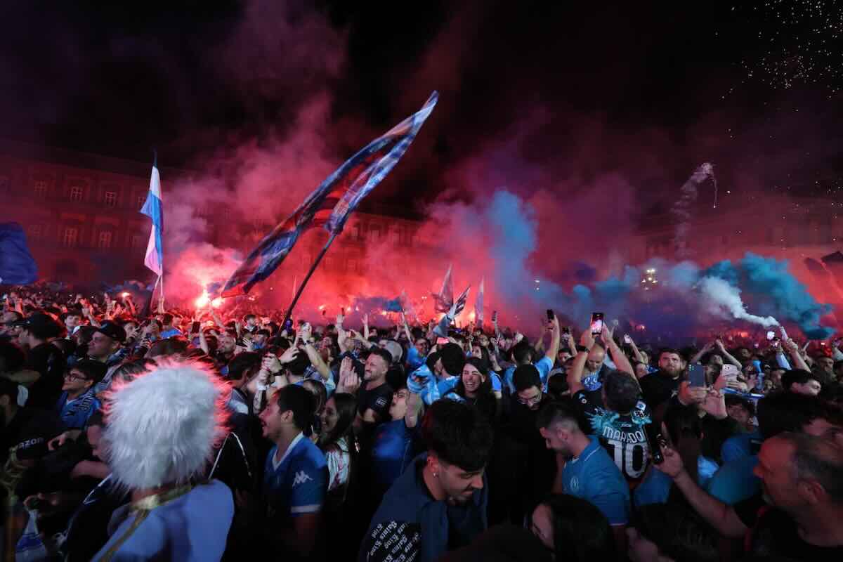 Il Napoli vince e inizia la festa scudetto: fuochi d’artificio in piazza del Plebiscito, delirio al Maradona – Le foto e i video Il Napoli vince e inizia la festa scudetto: fuochi d’artificio in piazza del Plebiscito, delirio al Maradona – Le foto e i video