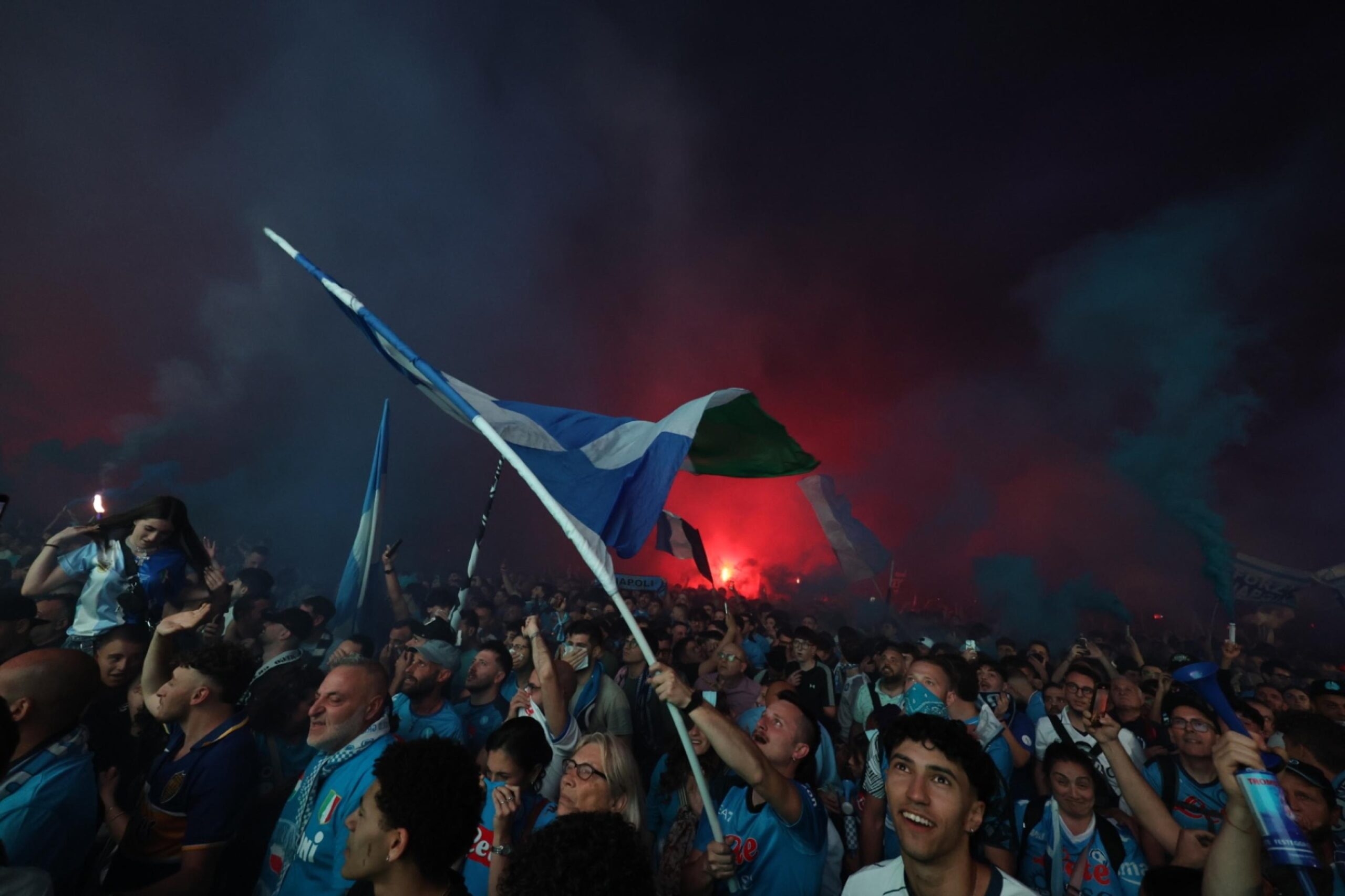 Napoli Cagliari, segna McTominay: esplode la gioia in Piazza Plebiscito – I video Napoli Cagliari, segna McTominay: esplode la gioia in Piazza Plebiscito – I video