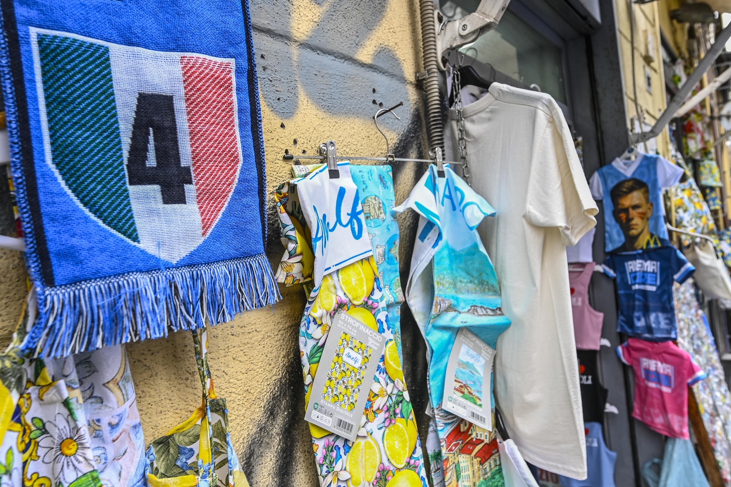 Napoli pezzotta: in occasione dello scudetto la Guardia di Finanza sequestra 20mila articoli falsi con il logo della squadra partenopea Napoli pezzotta: in occasione dello scudetto la Guardia di Finanza sequestra 20mila articoli falsi con il logo della squadra partenopea