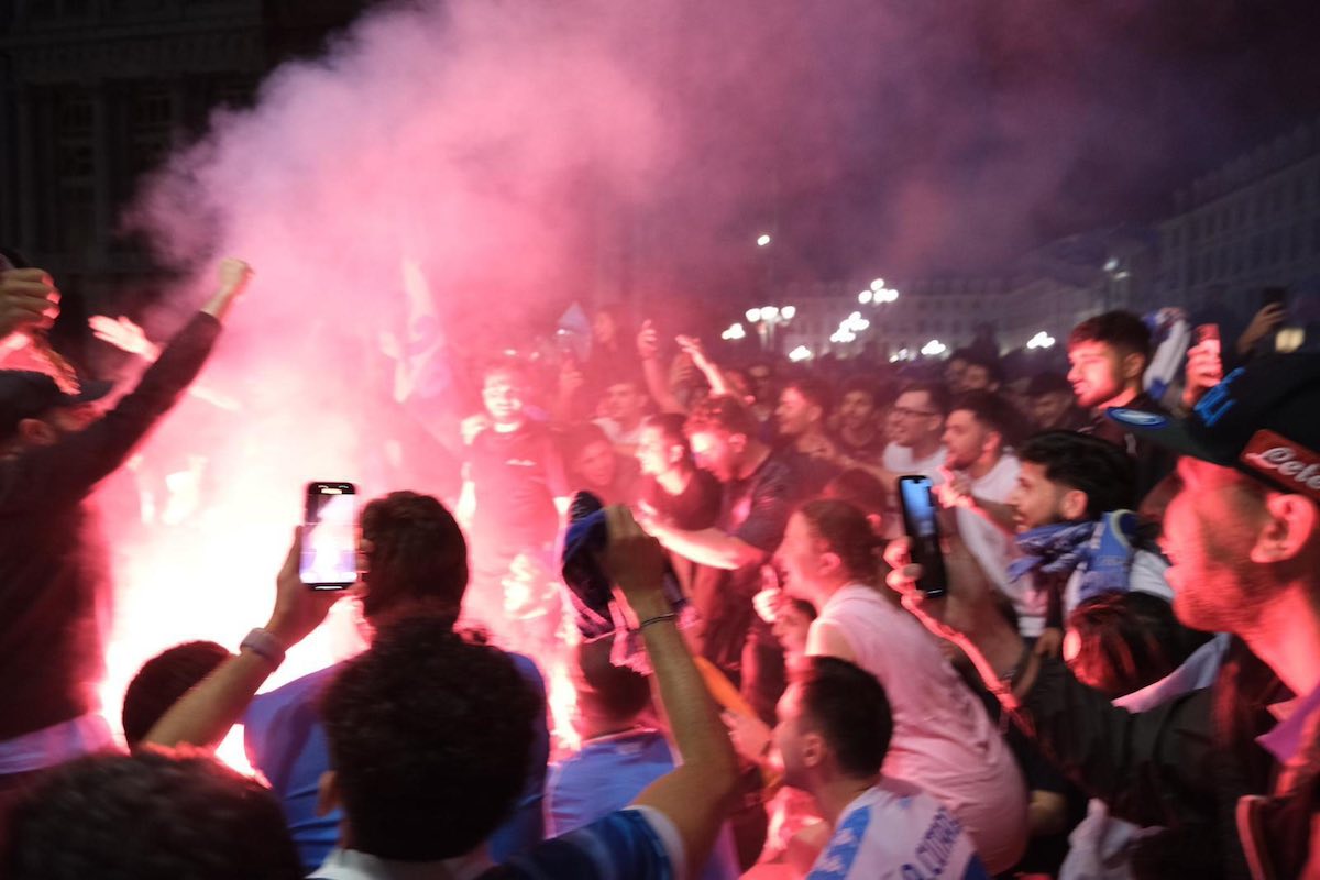 Rapine, accoltellamenti, ustioni: almeno 40 feriti nella pazza notte dello Scudetto del Napoli. E il Tiktoker finisce in manette Rapine, accoltellamenti, ustioni: almeno 40 feriti nella pazza notte dello Scudetto del Napoli. E il Tiktoker finisce in manette