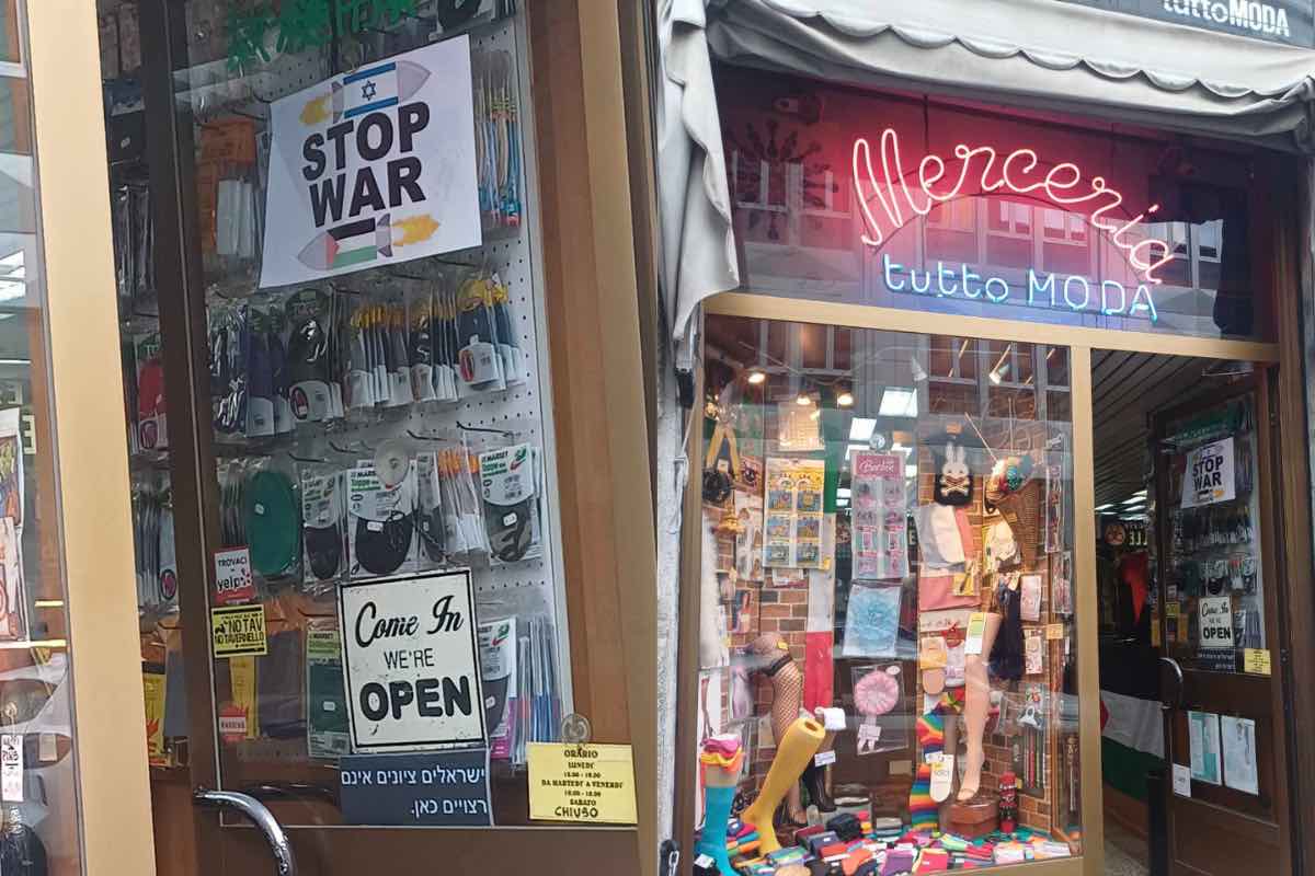In un negozio a Milano compare un cartello antisemita: «Israeliani e sionisti non sono i benvenuti qui» – Il video In un negozio a Milano compare un cartello antisemita: «Israeliani e sionisti non sono i benvenuti qui» – Il video