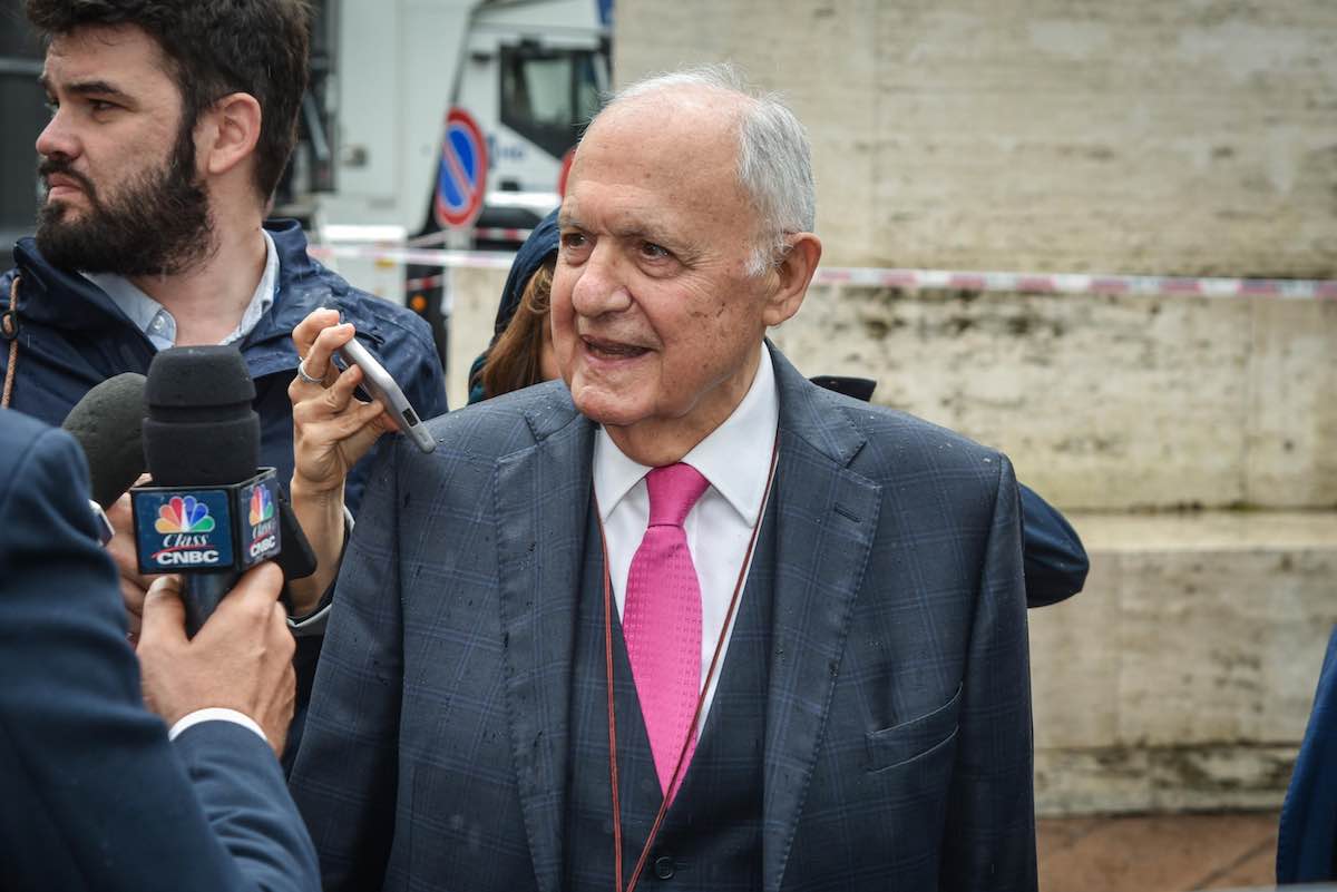 Paolo Savona dopo gli attacchi di FdI alla Consob: «Se non sono gradito, vado via». La reazione sul caso Unicredit Banco Bpm Paolo Savona dopo gli attacchi di FdI alla Consob: «Se non sono gradito, vado via». La reazione sul caso Unicredit Banco Bpm