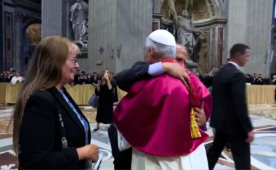 papa abbraccio fratello