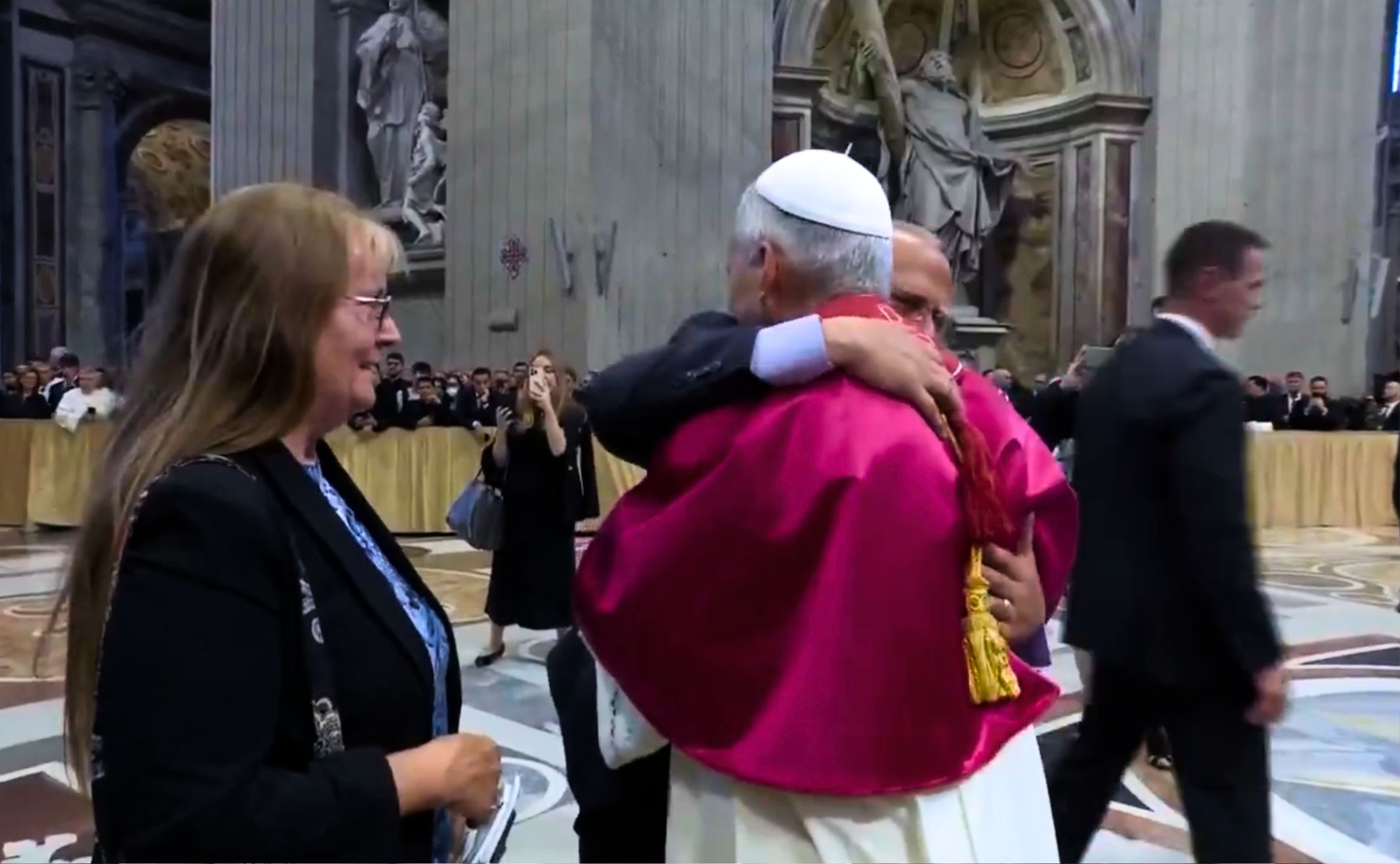 Papa Leone XIV non resiste e rompe il protocollo: l’abbraccio con il fratello Louis alla cerimonia di insediamento – Il video Papa Leone XIV non resiste e rompe il protocollo: l’abbraccio con il fratello Louis alla cerimonia di insediamento – Il video