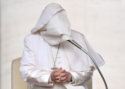 Papa con la faccia coperta