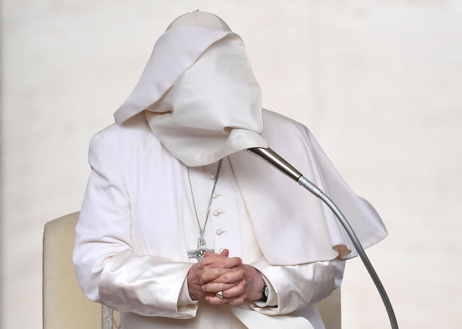 Papa con la faccia coperta