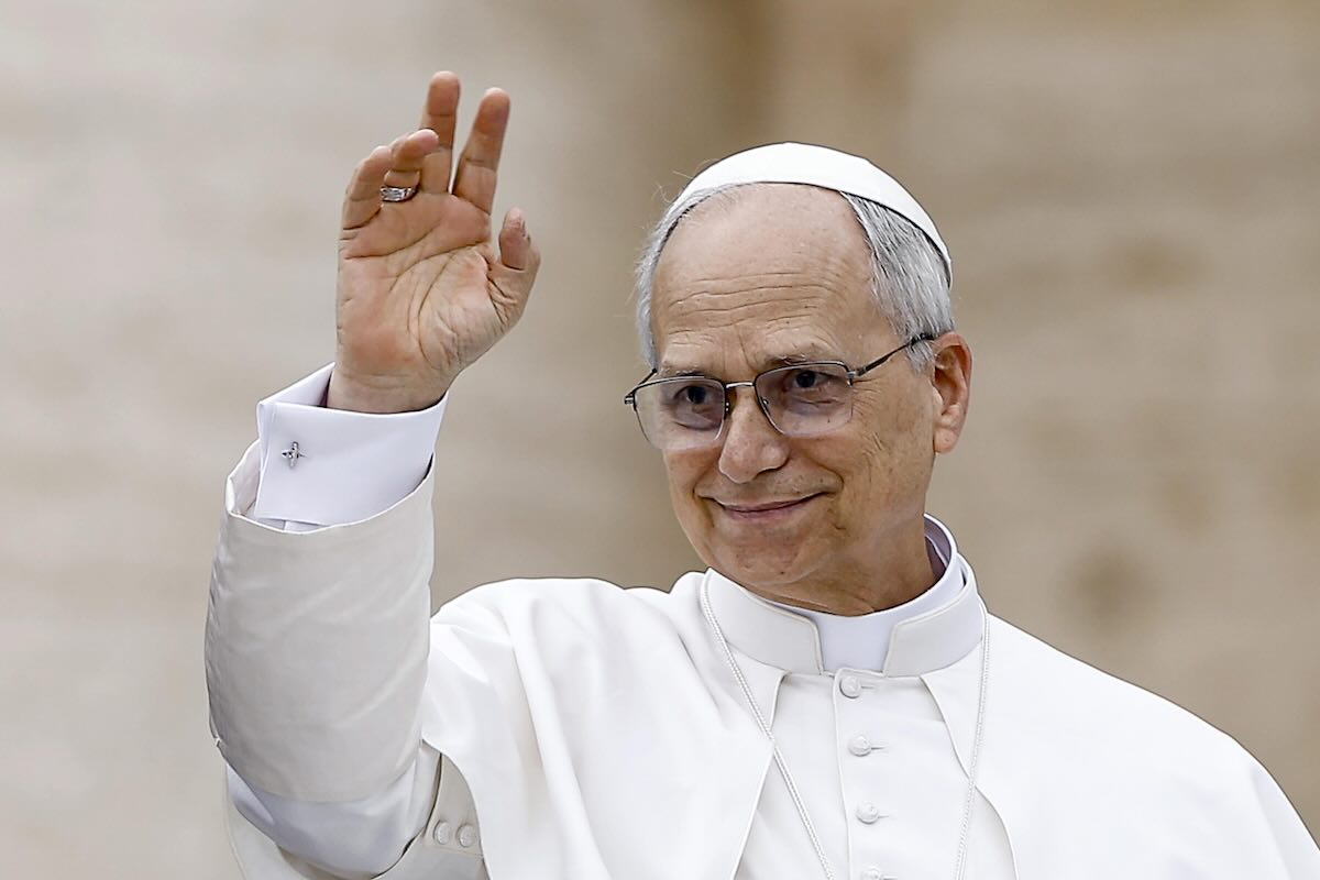 papa leone xiv ripristina la gratifica sospesa da bergoglio 500 euro ai dipendenti del vaticano