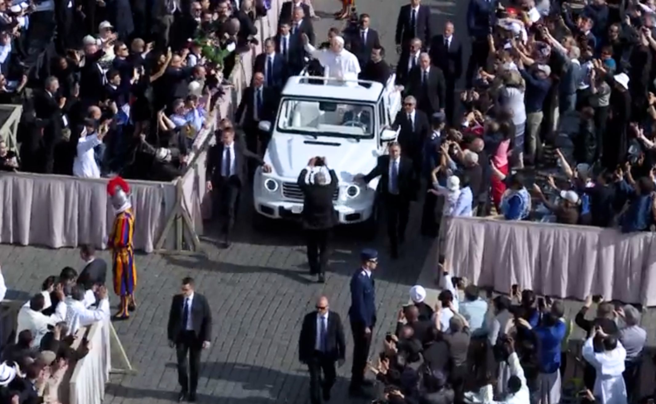 Papa Leone XIV, oltre 10mila fedeli in piazza San Pietro per l’insediamento. Il primo giro in papamobile – La diretta Papa Leone XIV, oltre 10mila fedeli in piazza San Pietro per l’insediamento. Il primo giro in papamobile – La diretta